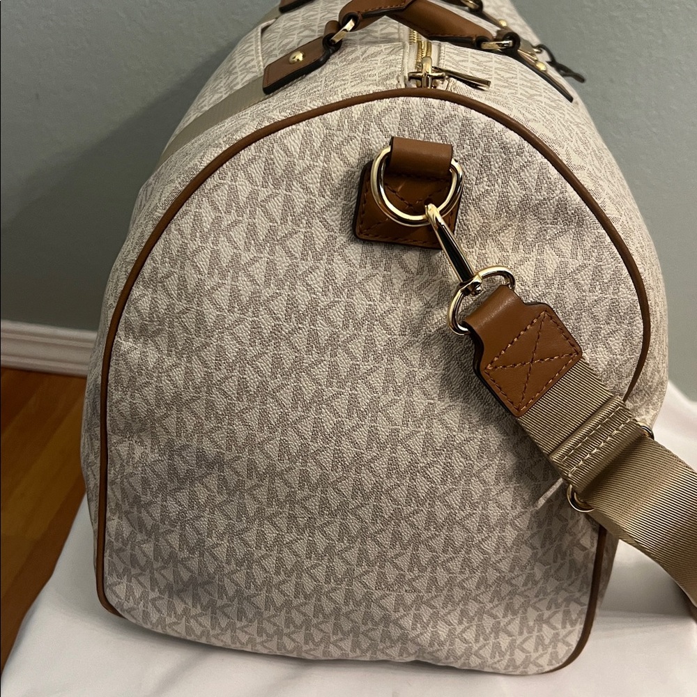 Michael Kors Cream and Tan Weekender Bag - Picture 9 of 11